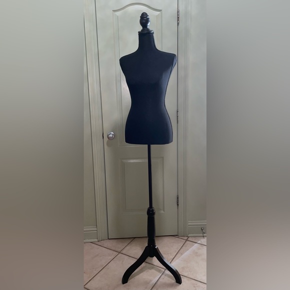 FEMALE TORSO DRESS FORM MANNEQUIN WOODEN BASE NIB - Picture 2 of 3